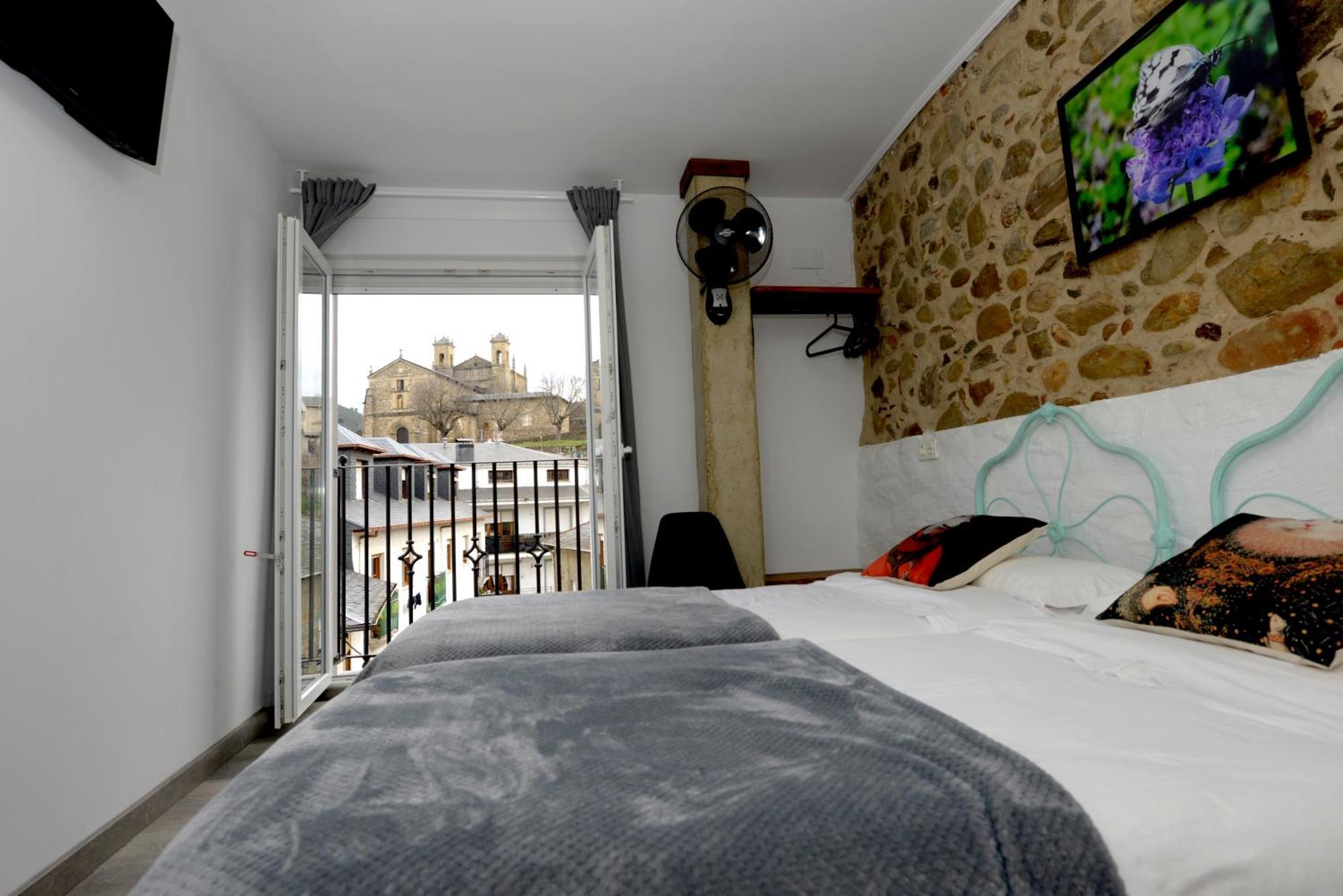 Hostel El Campano Villafranca Del Bierzo Bagian luar foto